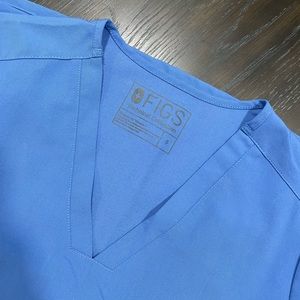 Womens figs 3 pocket scrub top!